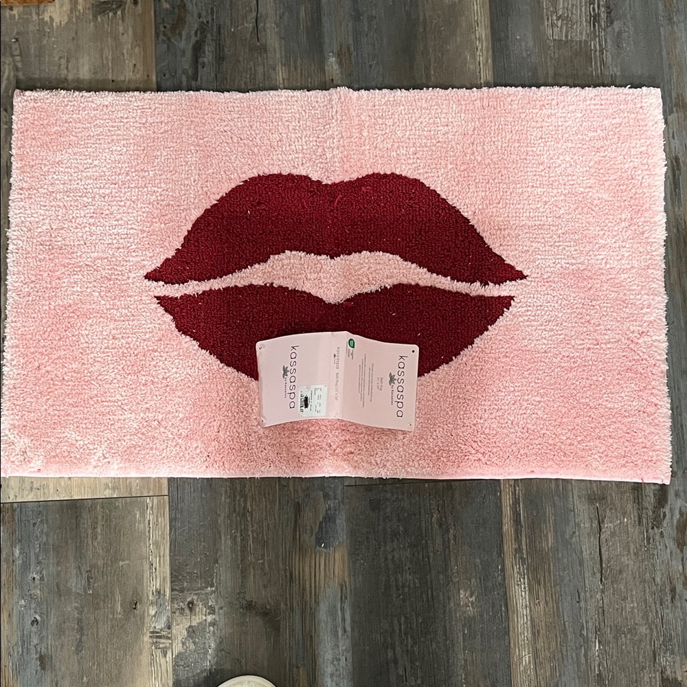 Kassatex Pink and Red Lip Bath Mat and 2 hand towels